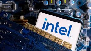 Strategic Shake‑Up and Competitive Strains Send Intel Shares Lower