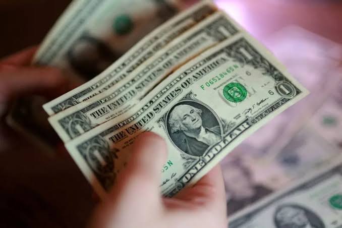 Oil and Tariffs Lift Dollar Through Inflation Expectations