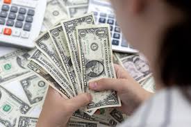US Dollar Under Pressure: PGIM Exec Warns of Risk If Trump Pulls Fed Leftward